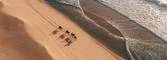 Passeio-a-cavalo-na-praia-Foto-Cavalos-na-Areia-1536x550
